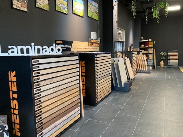 Expositores de suelos laminados MEISTER en la Boutique Plus Jaén